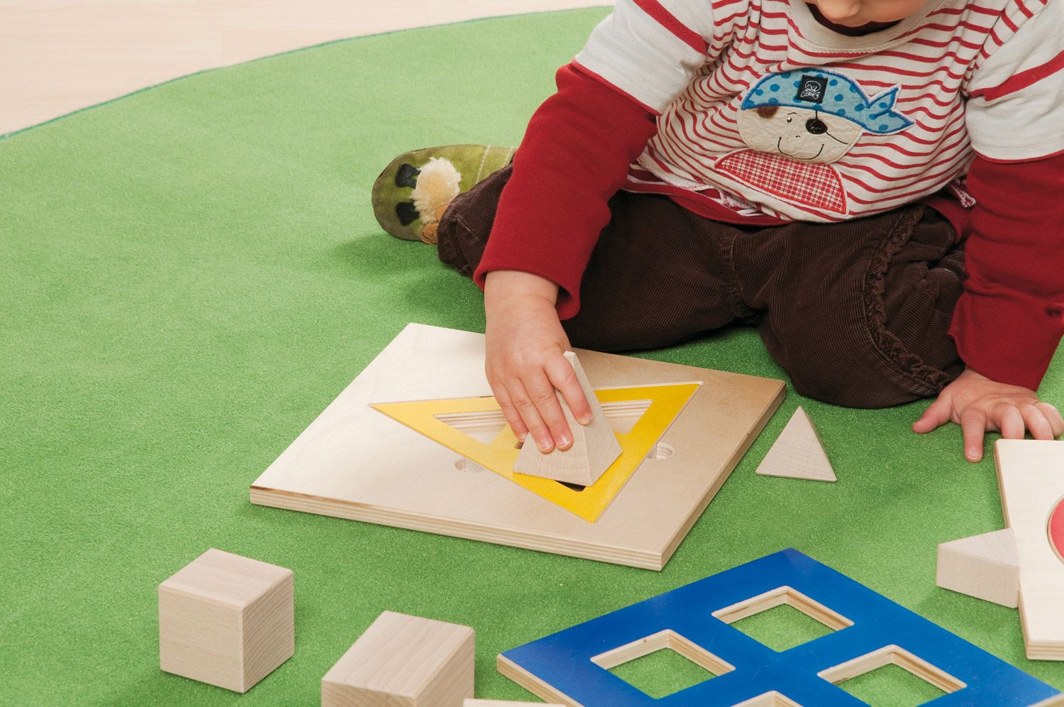 Inlegpuzzel met 3D geometrische vormen in hout 3 legborden, 12 vormen -- 103375